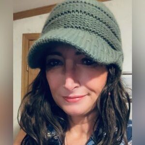 Knitted Newsboy Hat
Like New